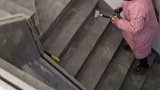 阿姨打扫卫生时，不料将楼梯的踏步线全剪了，打扫前没交代清楚吧