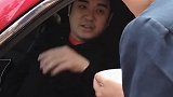 要饭也要的这么嚣张，看不起拉架子车的