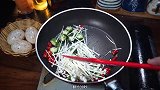 金针菇做法，百吃不腻的酸辣金针菇炒秋葵，清爽开胃