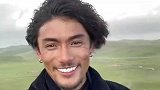 藏族小伙在草原宣传青海，粗犷与纯真共存一身，说话还很害羞