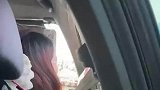 女子换道窗外举牌，惊呼人肉转向灯