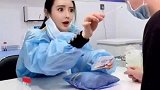 没想到护士还这么不自觉，不把口罩给她戴上，我心有不安！