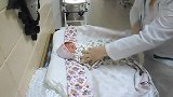 新生儿要出院了，护士给宝宝包襁褓足足包了4层，这也太实在了