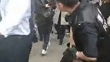 现在的演员这样出场，这么多人围着，也是没谁了