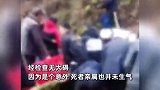 村民抬棺上山不慎滑倒被压棺底，拍摄者：死者亲属并未生气