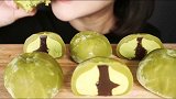 小姐姐吃香甜可口的巧克力注心绿茶奶油麻薯团，看着就感觉很好吃