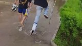 男生脚伤跳水坑，结果又滑倒扑街