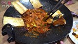 韩国妹子吃豆腐泡菜铁板烤肉，胃口不错，看她吃得真香