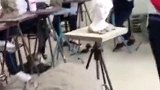 美术老师气晕在教室，同一个老师教的差距怎么这么大，天赋太重要