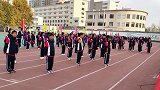 网络时代的小学生果然多才多艺，运动会上表演创意十足