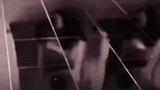 男子正在上厕所，阿姨突然进来打扫卫生