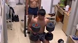 男生在宿舍组团健身