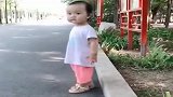 宝宝再三试探，一屁股坐下去，下一秒笑得我肚子疼！