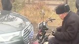 农村大爷看着前面的奥迪逆行，直接就开着小三轮挡在他前面！