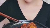 今天打开冰箱拿出去年的猪肉，做个红烧肉，真香