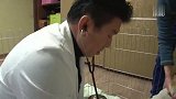 残疾母狗难产，兽医为它做手术只救活一只，狗妈流泪的样子好扎心