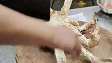 直接把鲜活的帝王蟹切开，不忍直视！