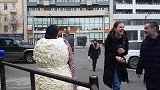 雪人恶作剧，藏在雪人模型内捉弄路人，真是太坏了