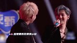 《创造营》总决赛，黄子韬鹿晗新歌舞台首秀，韬韬当场调戏鹿晗竟摸对方下巴