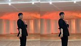 黄晓明跳《无价之姐》动作生涩但自信满满