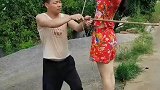 和媳妇一起玩人体弓箭，谁料媳妇一下松开橡皮筋