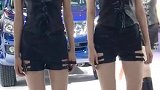 气质长腿车模走秀展现好身材