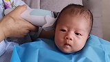 给小宝宝剃头，宝宝这瞅人的小眼神，让人看了忍不住笑场