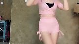 小姐姐穿粉红色衣服独自一人跳舞，这身材看起来好性感