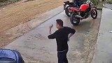 妻子停车时没停稳造成溜车，危急时刻丈夫上前一把拽出妻子！