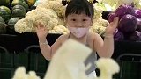 跟妈妈去超市买菜顺便来场时装秀