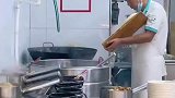 看着外面的学生，食堂大叔削面都快削出残影了