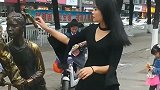 女孩在大街上抢小铜人的扇子，结局太搞笑了，肯定惊吓到她了讶！