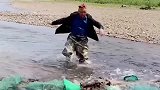 大哥在河道中截流, 放置渔网, 没想到竟然能捕获这么多鱼