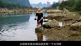 大姐池塘捞到巨型河蚌，结果打开后收获意外惊喜，这珍珠太漂亮了