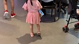 这个帅哥太暖了，一个无意间的举动，感动了多少人！