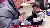 农村爷爷亲自下厨做午饭，喂孙子吃面条小心翼翼，隔辈就是亲