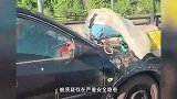 连云港一轿车变身杂物山，前后堆满东西遭质疑能上路吗？交警回应