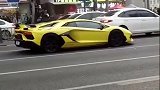 兰博基尼被堵在路上了，在好的车也怕堵车