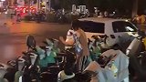 共享电单车挡住路口，被女子推倒在地