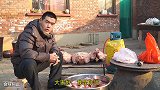 腊月了，阿远帮忙做挤猪头肉，3个猪头煮一锅，再压一晚上才能吃