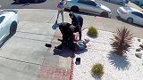 美国：亚裔老人遭抢劫扇耳光，不停呼救无人理睬