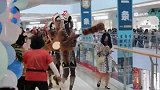 黑人扮成野人在商场宣传，虽然我打了疫苗还是不敢上前观看