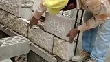 性急的师傅，砌墙师傅没来，贴砖师傅等不急了先贴上了！