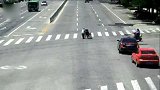 爆新鲜-20170612-山东老人推轮椅过马路司机驾车挡住后车