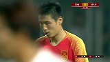 张琳芃超级长传球打穿对手防线 武磊快速奔袭摆脱抽射偏出