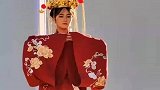 学生佩戴自己设计的首饰走秀