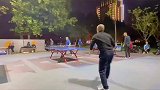 大爷打乒乓球到底多厉害，硬是把乒乓球打成羽毛球