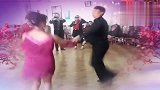 这交谊舞广场舞太走心了，大叔大妈好般配！