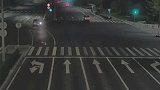 面包车司机夜间行车遇交警，弃车转头就跑