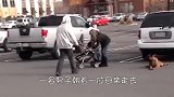男孩孤独的坐在街头，一只金毛走了过来，画面太有爱了！